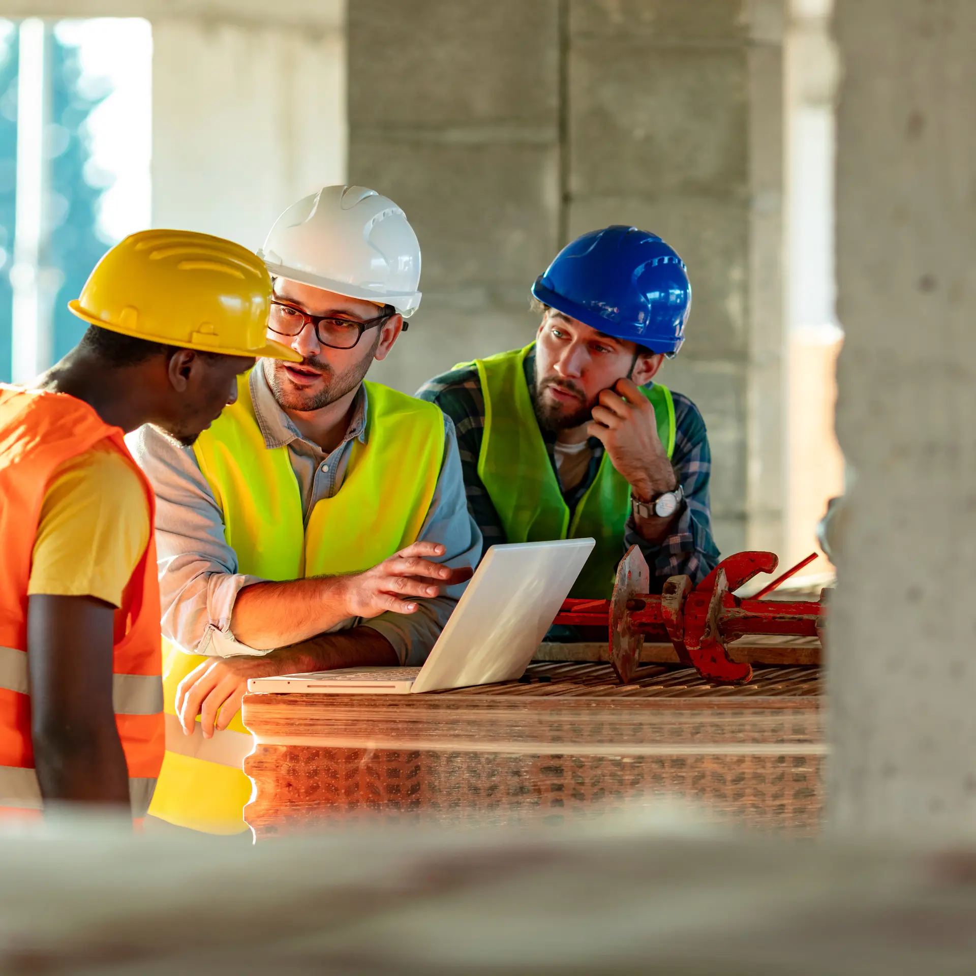 Bauingenieure besprechen ein Projekt am Laptop