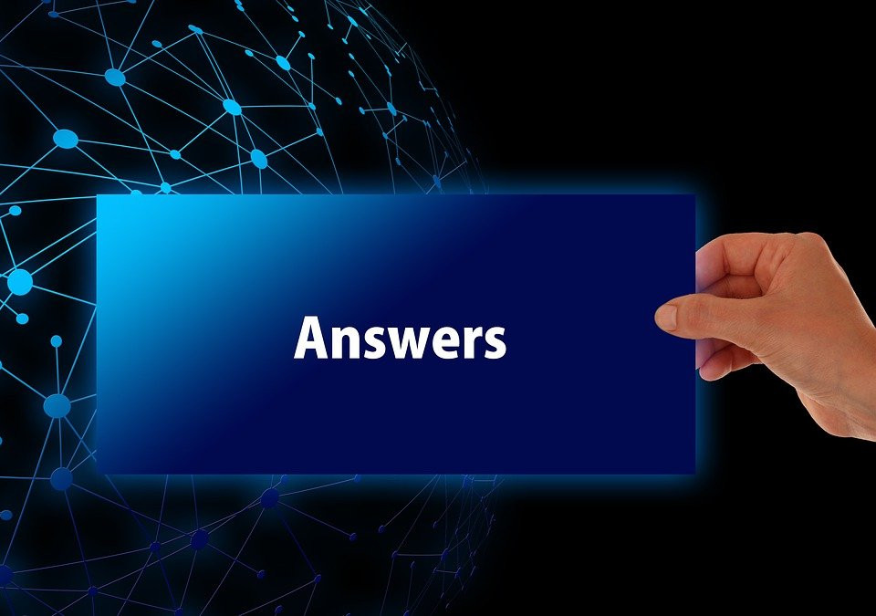 Eine Hand hält eine leuchtende Karte mit der Aufschrift Answers