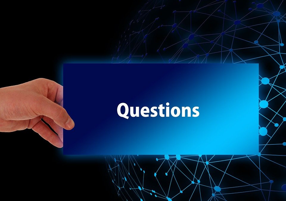 Eine Hand hält eine leuchtende Karte mit der Aufschrift Questions